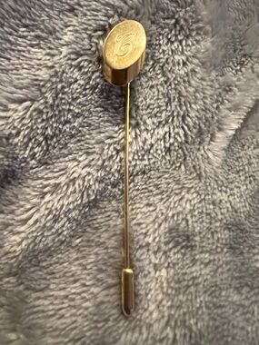 Vintage gold tone script C initial stick/lapel pin, good condition